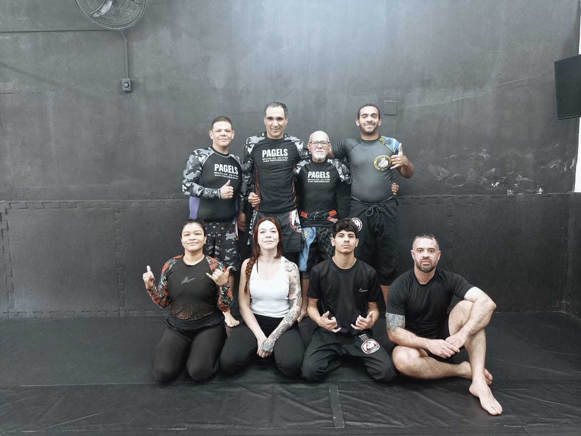Turma adulta da Pagels reunida no tatame