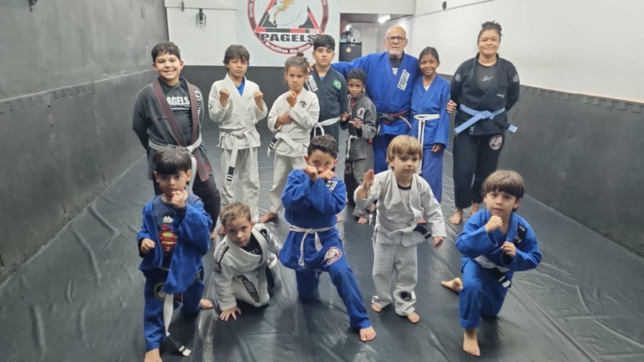 Turma infantil da Pagels reunida no tatame